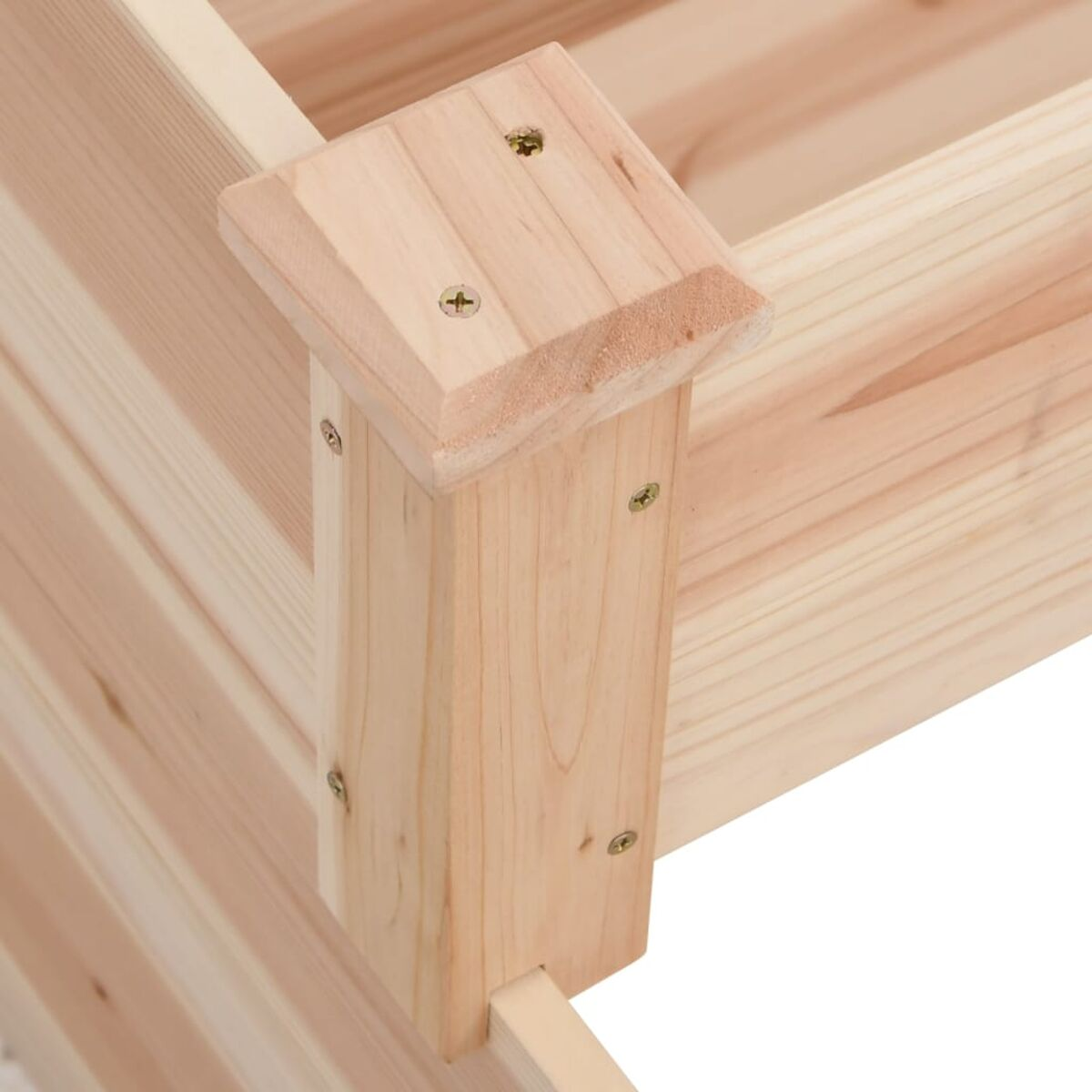 Nahaufnahme einer Ecke eines Pflanzkastens aus Holz. Zeigt die Holzmaserung und Konstruktionsdetails.