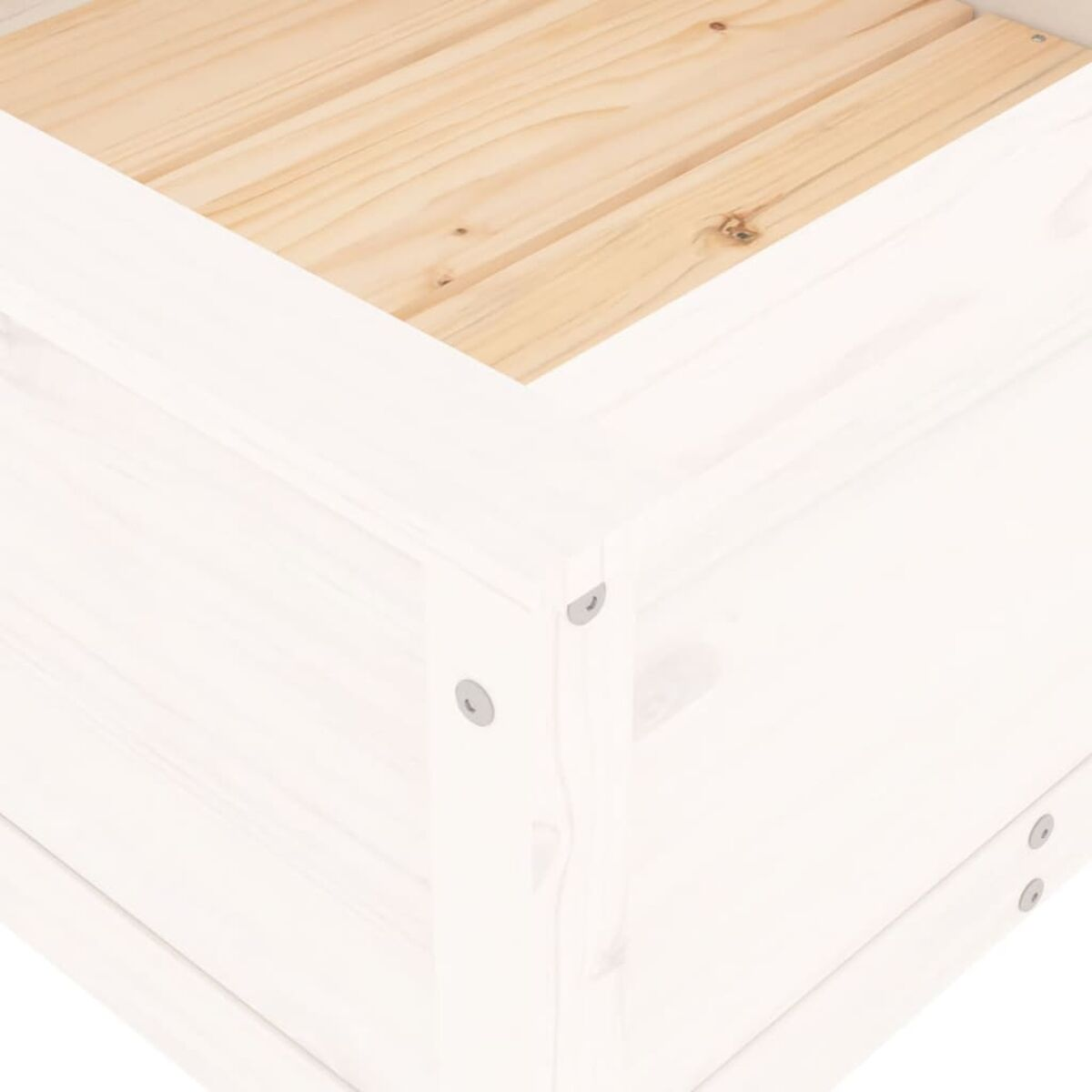 Nahaufnahme einer Holzecke, die die Maserung und die Befestigungselemente zeigt.