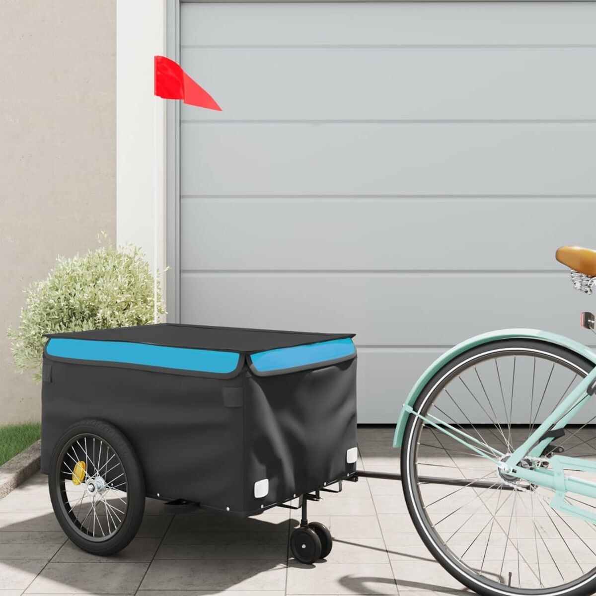 Fahrrad mit Anhänger davor geparkt. Blauer Deckel, schwarzer Anhänger vor Garagentor.
