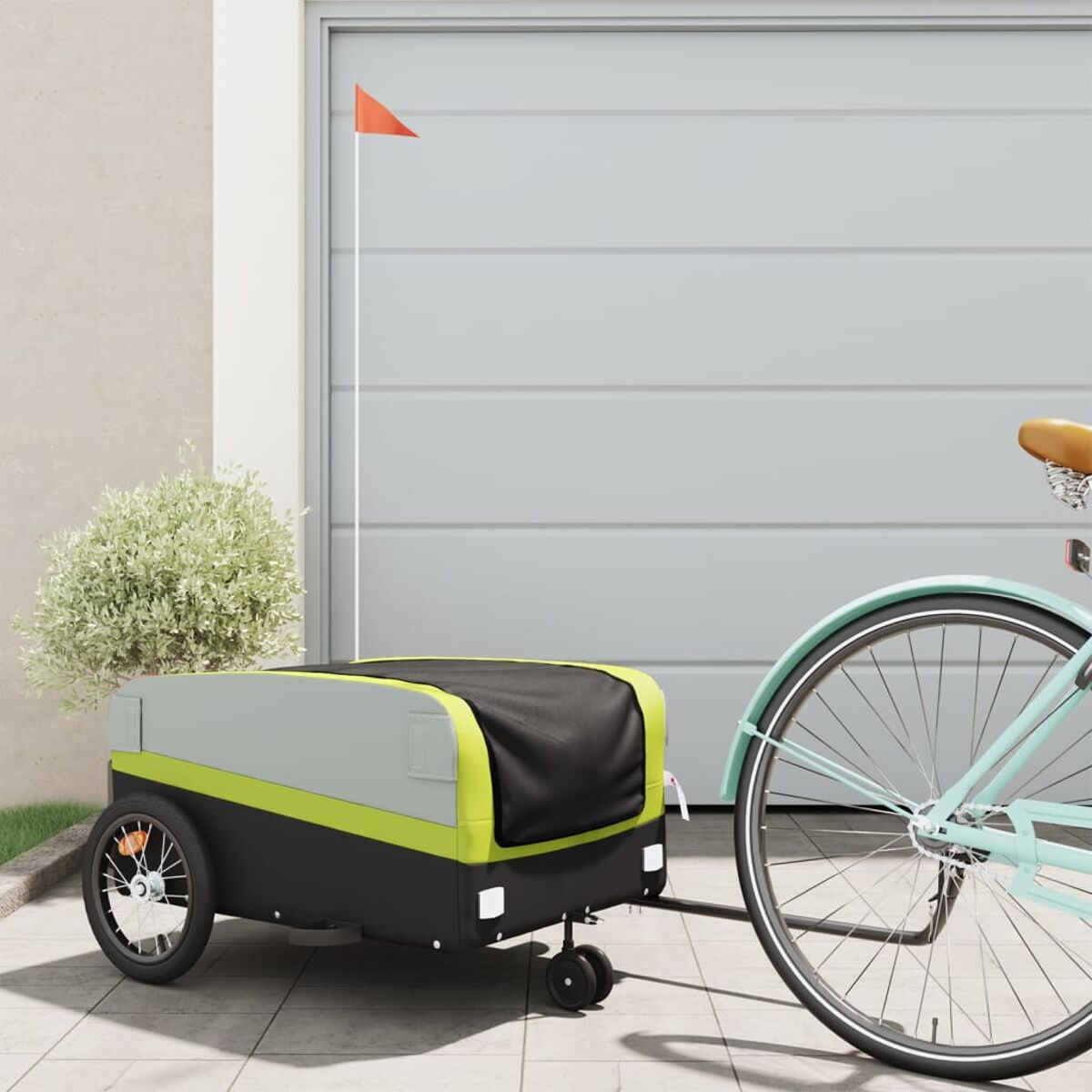 Ein Fahrrad zieht einen Anhänger mit Fahne. Garagentorhintergrund.