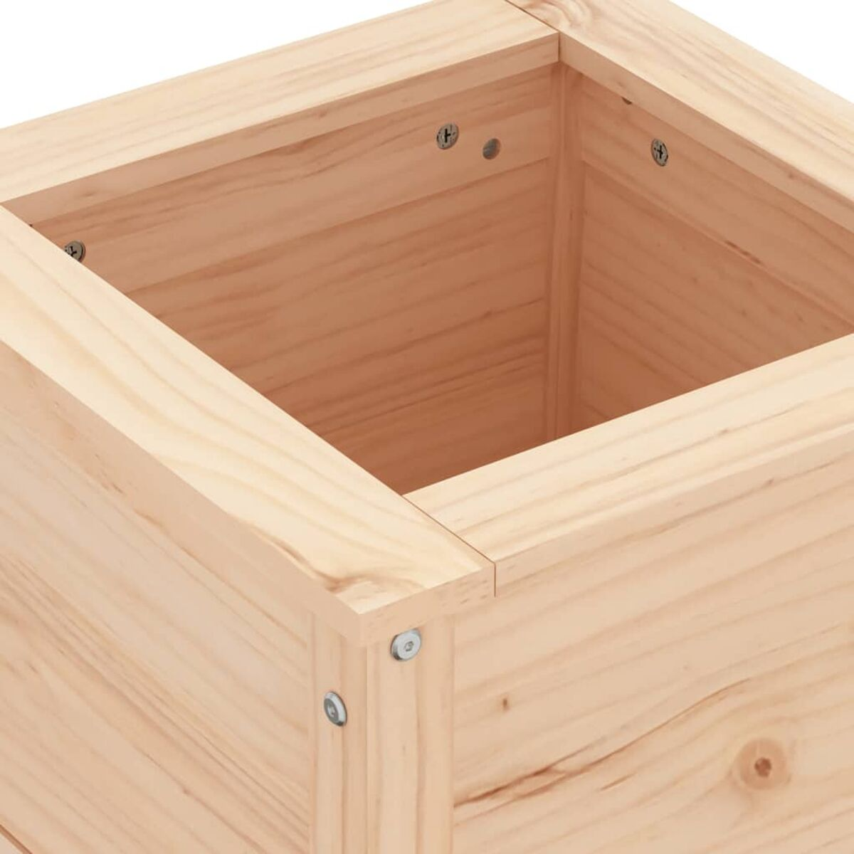 Nahaufnahme eines Holzpflanzkastens, der die Eckverbindung mit Schrauben zeigt. Das Holz ist hellfarbig.