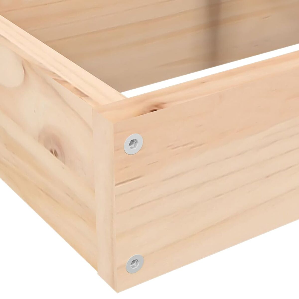 Nahaufnahme einer Holzecke mit Schrauben. Das Holz ist hellfarbig.