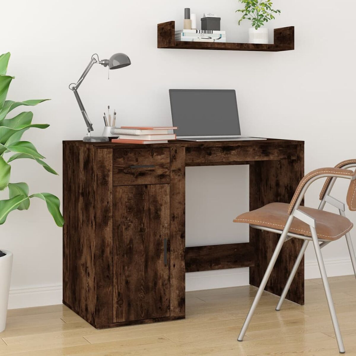 Holzschreibtisch mit Schublade und Tür. Ein Laptop, eine Lampe und Bücher stehen darauf, mit einem Stuhl.