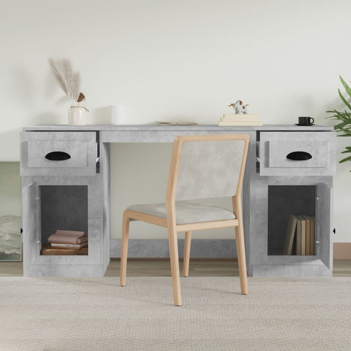 Ein Schreibtisch und ein Stuhl. Der Schreibtisch ist grau. Der Stuhl ist aus Holz und hat ein graues Kissen.