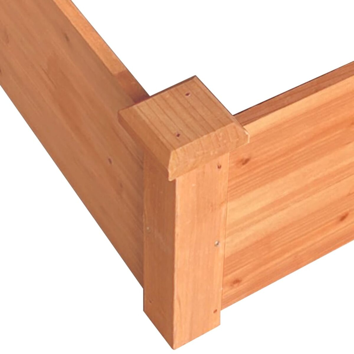 Nahaufnahme einer Holzecke eines Hochbeets, die die Verbindung und die Holzmaserung zeigt.
