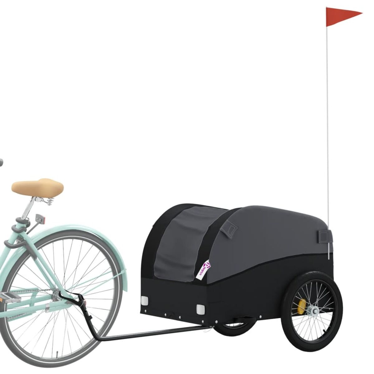 Fahrrad mit einem angehängten Hundeanhänger. Anhänger ist schwarz und grau. Rote Flagge befestigt. Weißer Hintergrund.