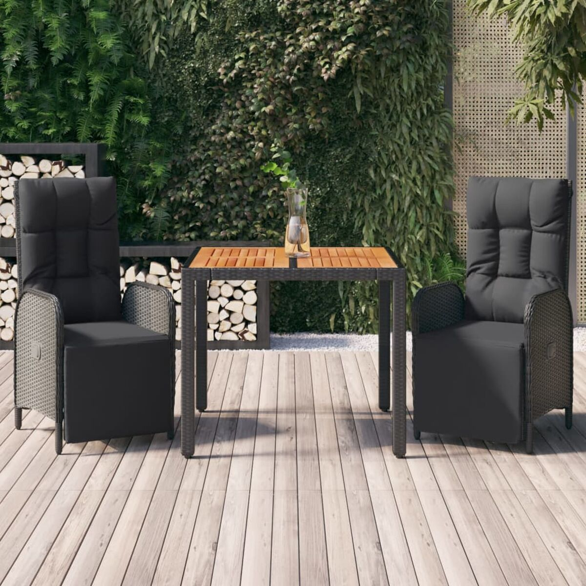 Gartenmöbel-Set mit zwei schwarzen Relaxsesseln, Tisch mit Glasplatte und Holzhintergrund.