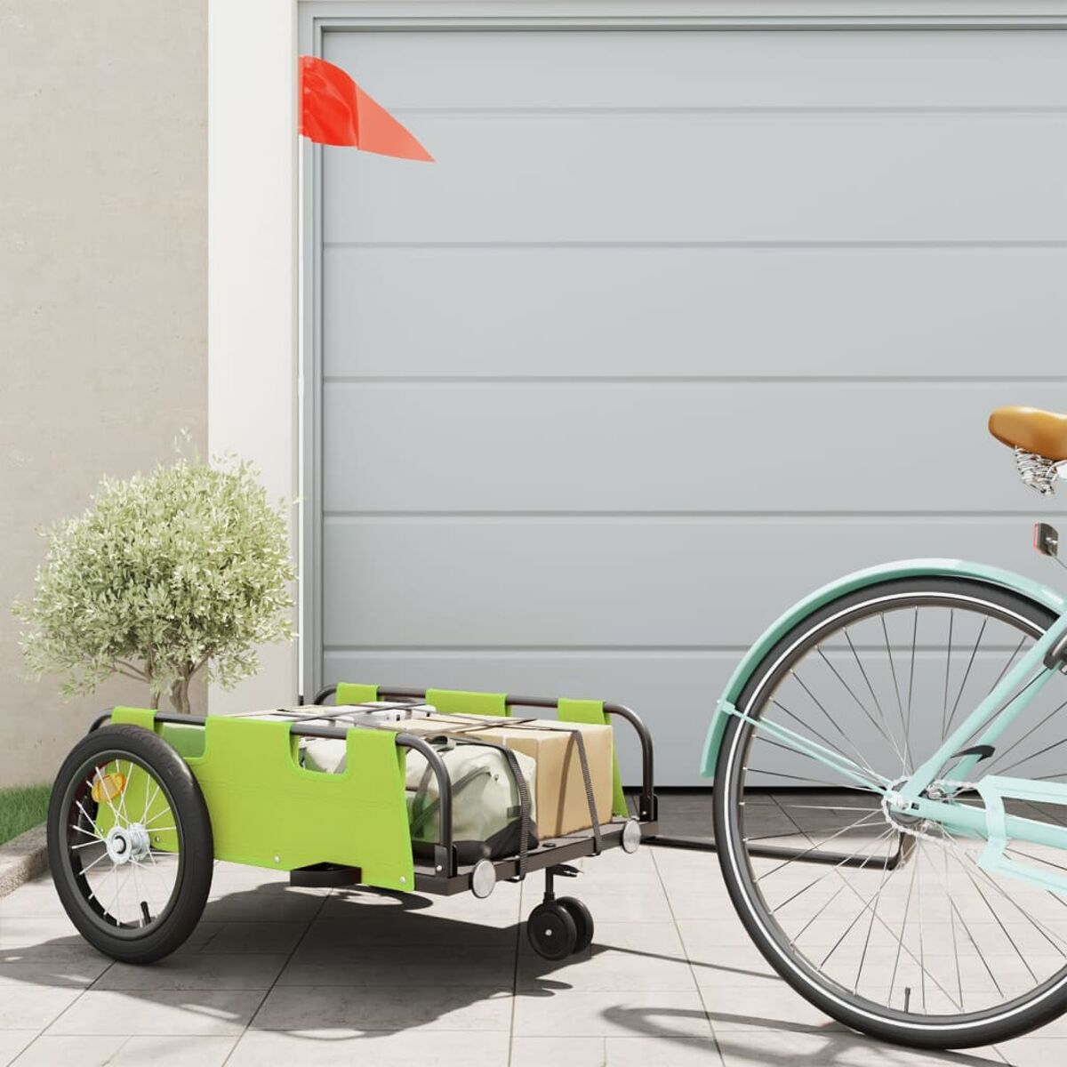 Ein Fahrrad mit einem grünen Haustieranhänger, geparkt vor einer Garage mit roter Flagge.