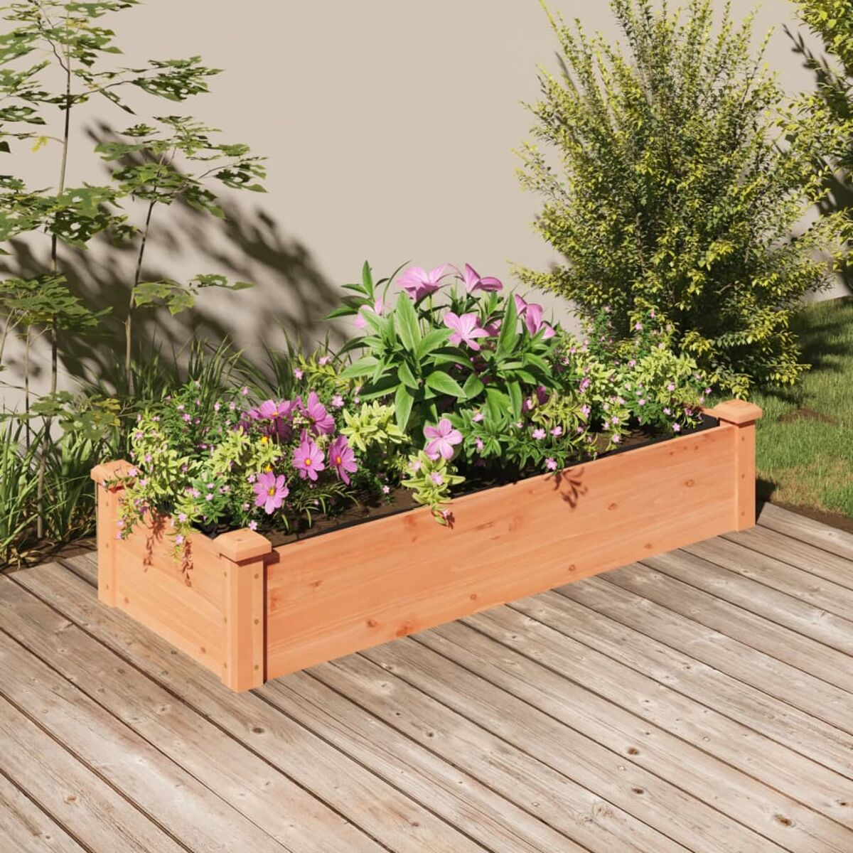 Holz-Pflanzkasten mit rosa und grünen Pflanzen. Auf Holzterrasse. Bäume im Hintergrund.