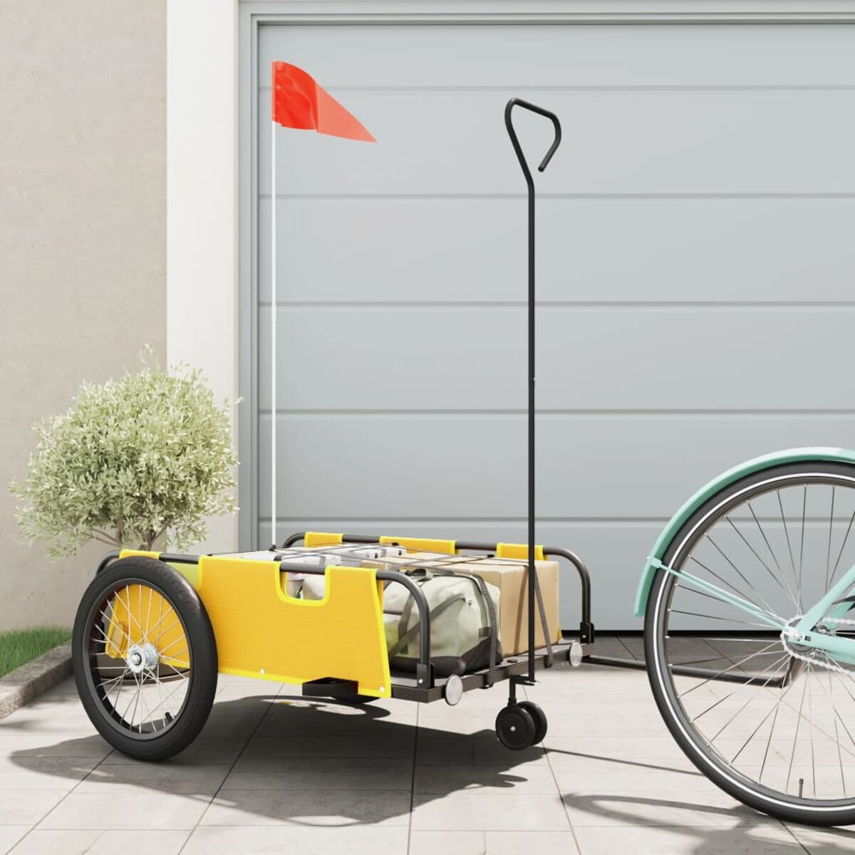 Ein Fahrrad mit einem gelben Wagen. Eine rote Flagge befindet sich oben auf dem Wagen.