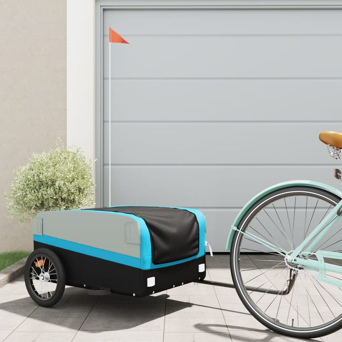 Fahrrad mit Anhänger, rote Fahne. Anhänger hat graue, schwarze und blaue Paneele.