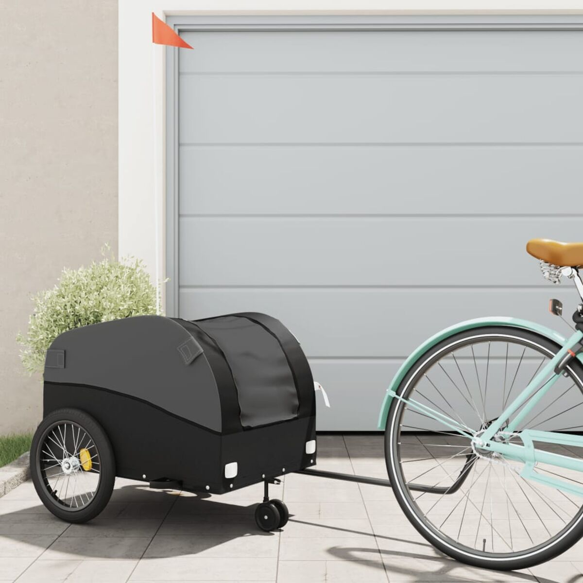 Ein Fahrrad zieht einen schwarzen Anhänger. Es hat eine rote Fahne und steht auf einem Bürgersteig.