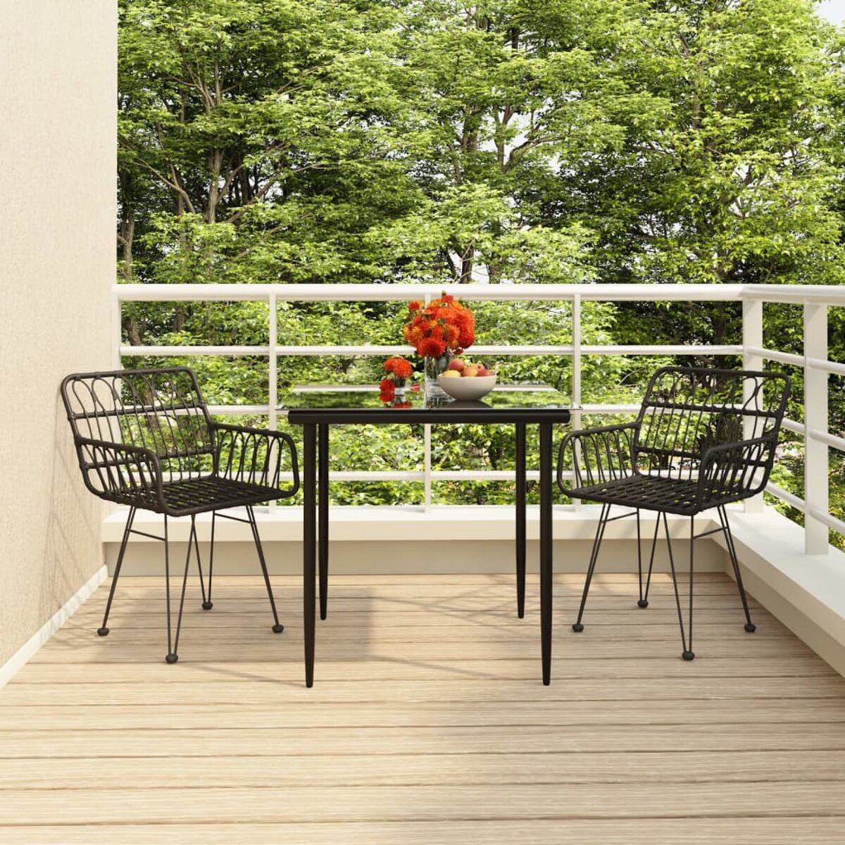 Ein kleiner Balkon mit einem schwarzen Tisch, zwei schwarzen Stühlen und Blumen in einer Vase.