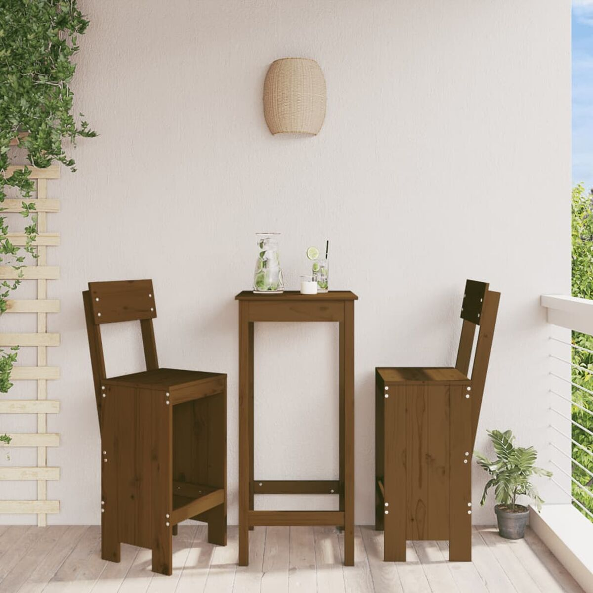 Braunes Holz-Bar-Set auf einem Balkon, mit Tisch, zwei Stühlen und einer Pflanze.