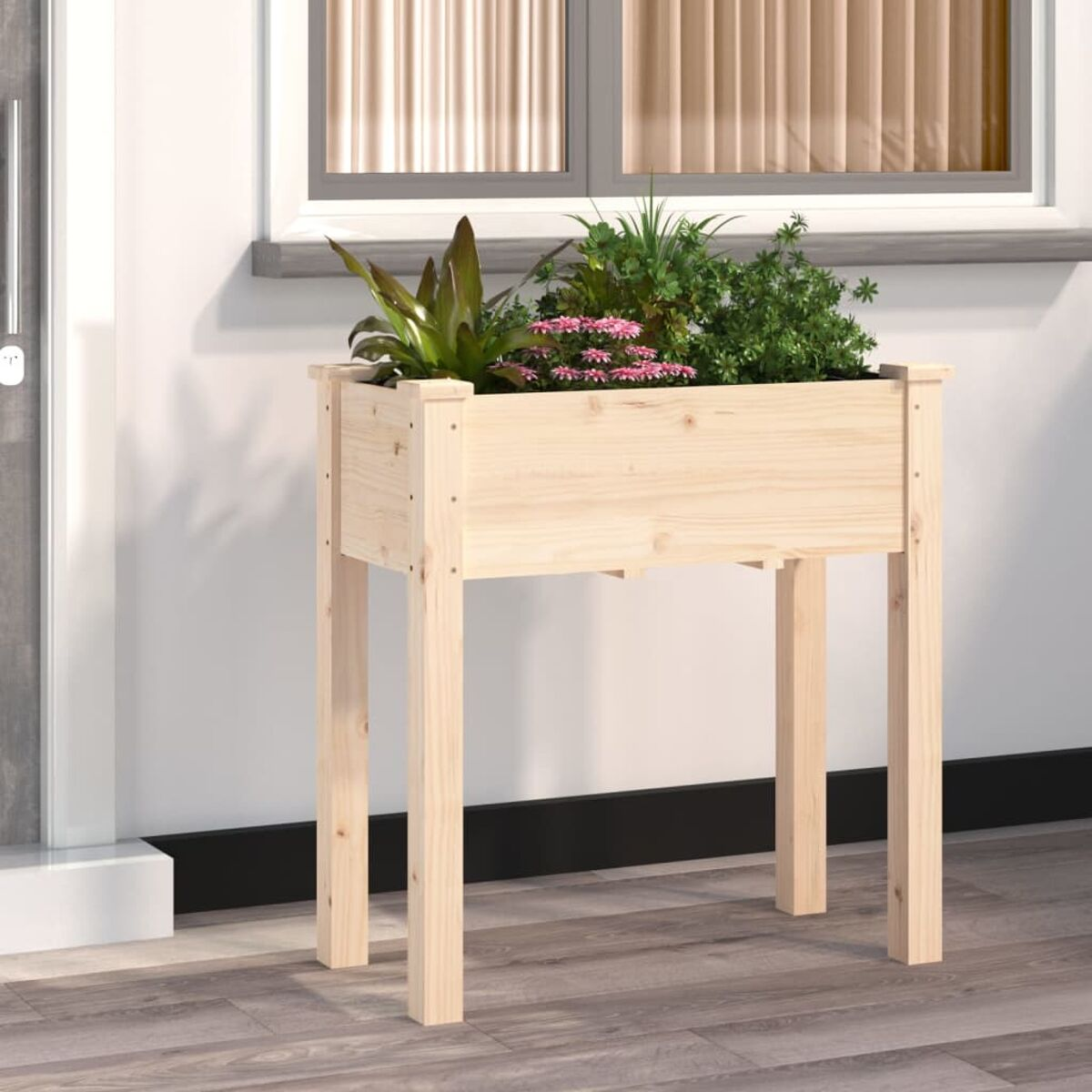 Ein Pflanzkasten aus hellem Holz mit Pflanzen. Es hat eine rechteckige Form und steht auf vier Beinen.