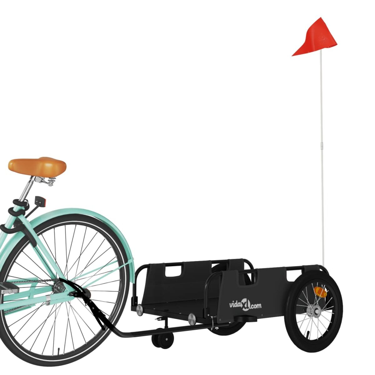 Ein Fahrrad zieht einen schwarzen Anhänger mit roter Fahne. Weißer Hintergrund.