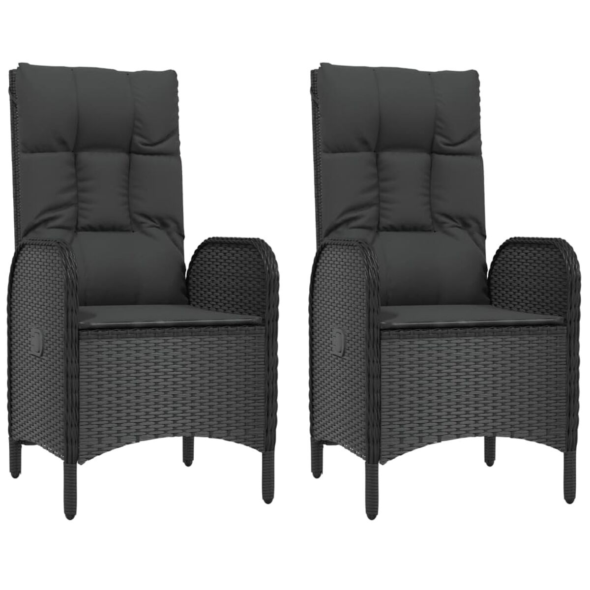 Zwei schwarze Rattan-Liegestühle mit gepolsterten Sitzen und Armlehnen. Hohe Rückenlehnen.