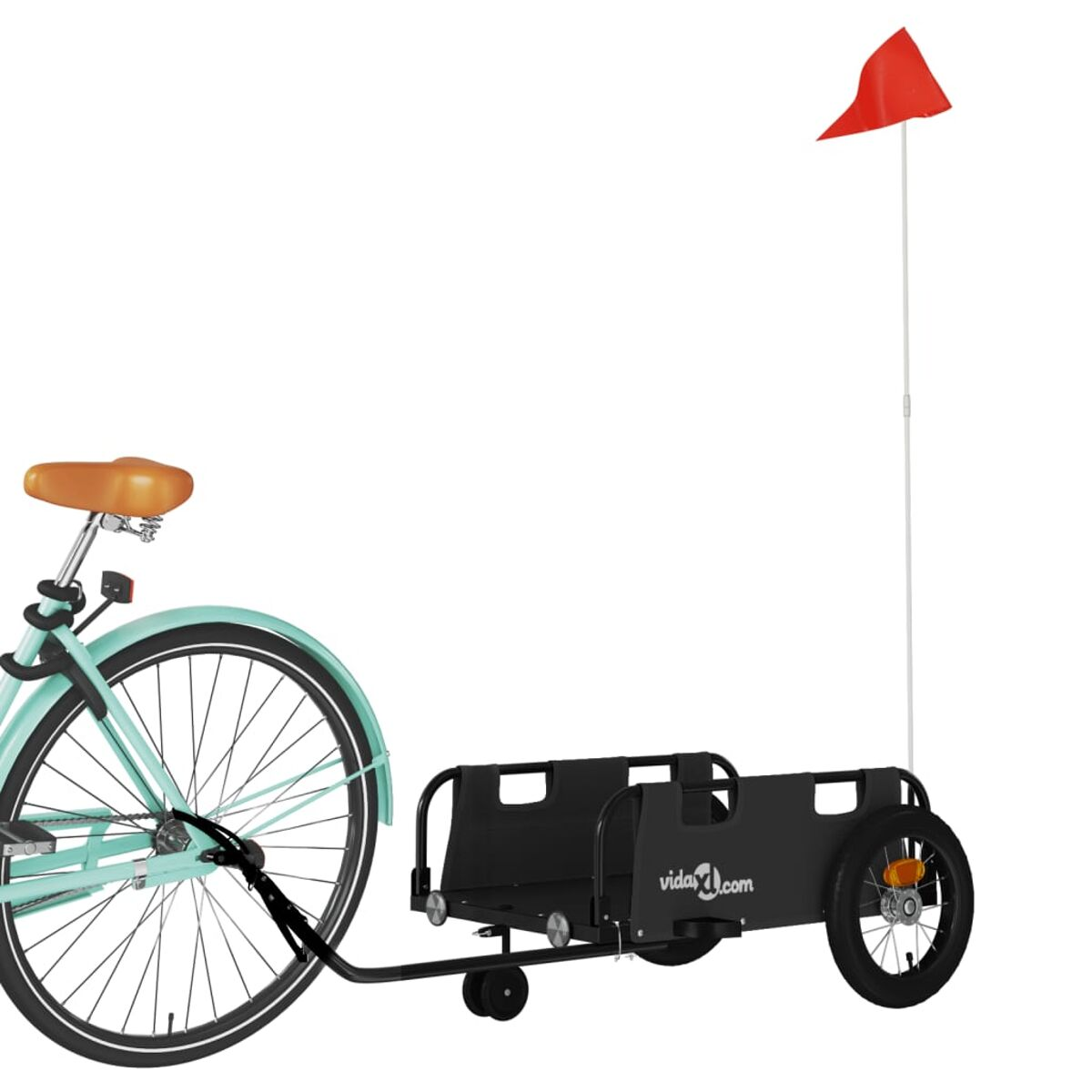 Ein Fahrrad zieht einen schwarzen Anhänger mit roter Fahne.