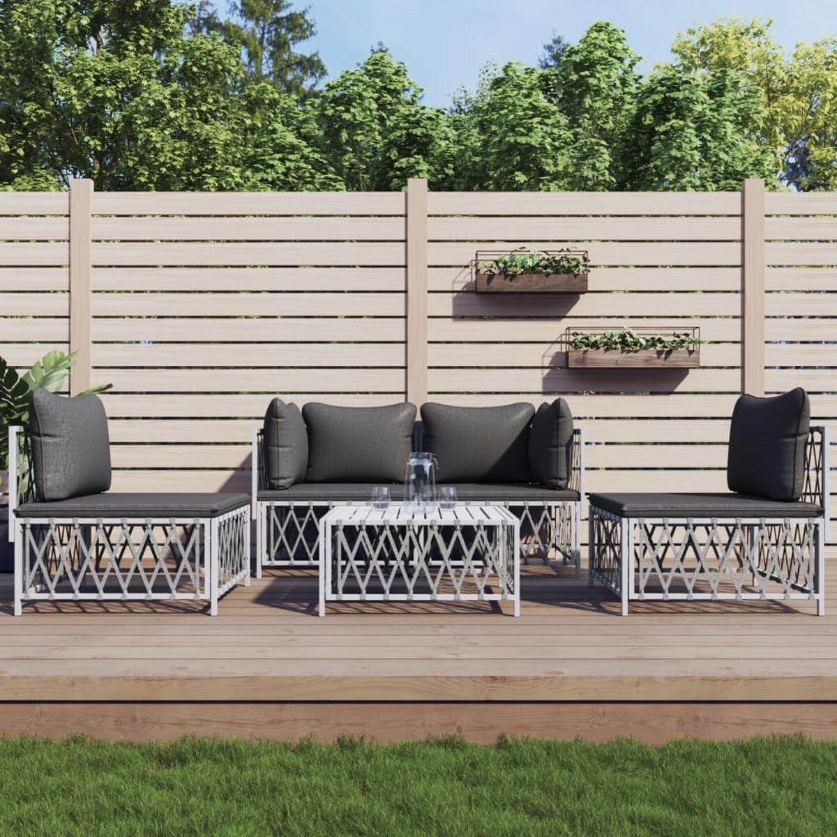 Gartensitzgruppe auf Holzterrasse. Enthält Sofa, Stühle und einen Tisch.