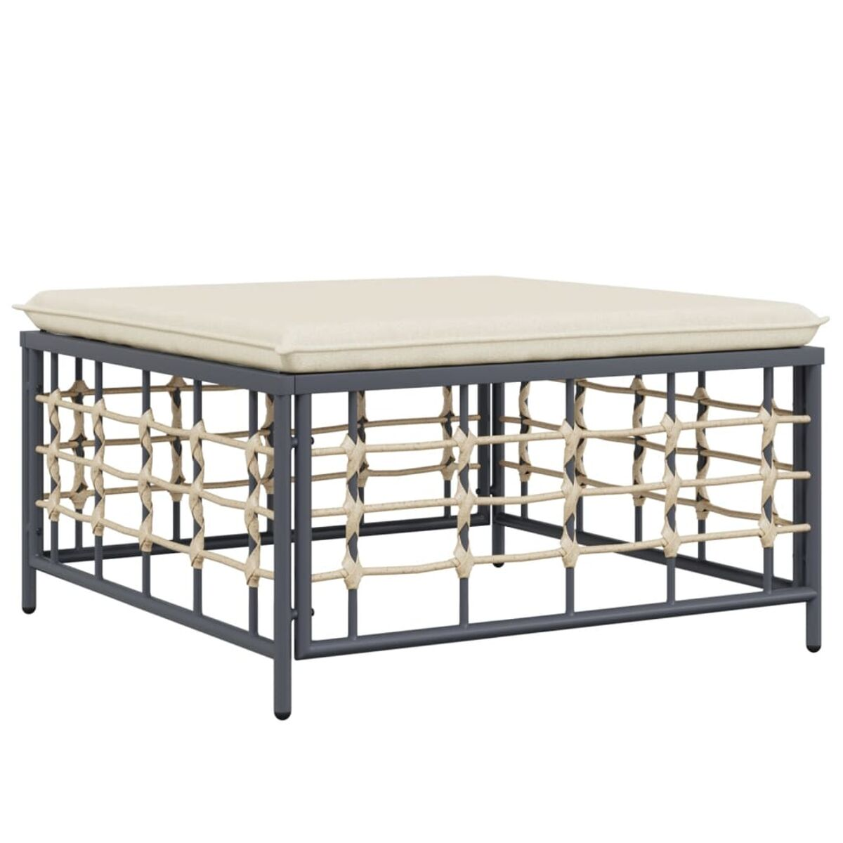 Quadratischer Outdoor-Couchtisch mit geflochtenen Seiten und cremefarbener Auflage.