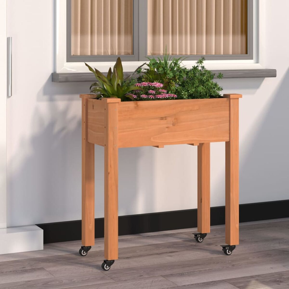 Eine Holzpflanzkasten auf kleinen Rädern, gefüllt mit verschiedenen Pflanzen und Blumen.