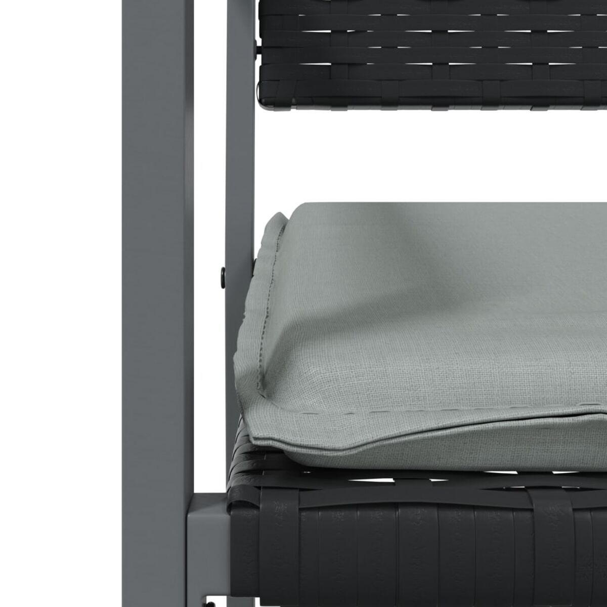 Nahaufnahme eines Stuhls. Graues Kissen auf einem gewebten Sitz, schwarzer gewebter Rücken.