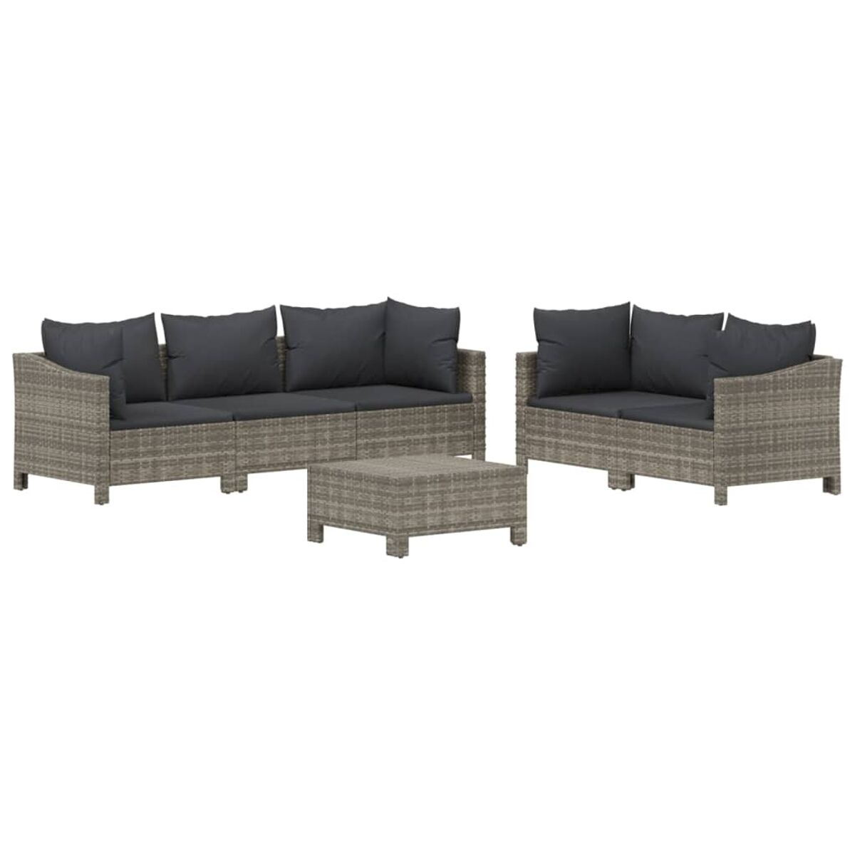 Ein graues Rattan-Sofaset mit dunkelgrauen Kissen und einem kleinen Tisch. Das Set beinhaltet ein Sofa und zwei Stühle.