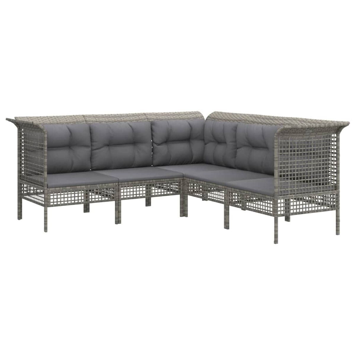 Graues Ecksofa aus Korbgeflecht mit grauen Kissen. Gartenmöbel.