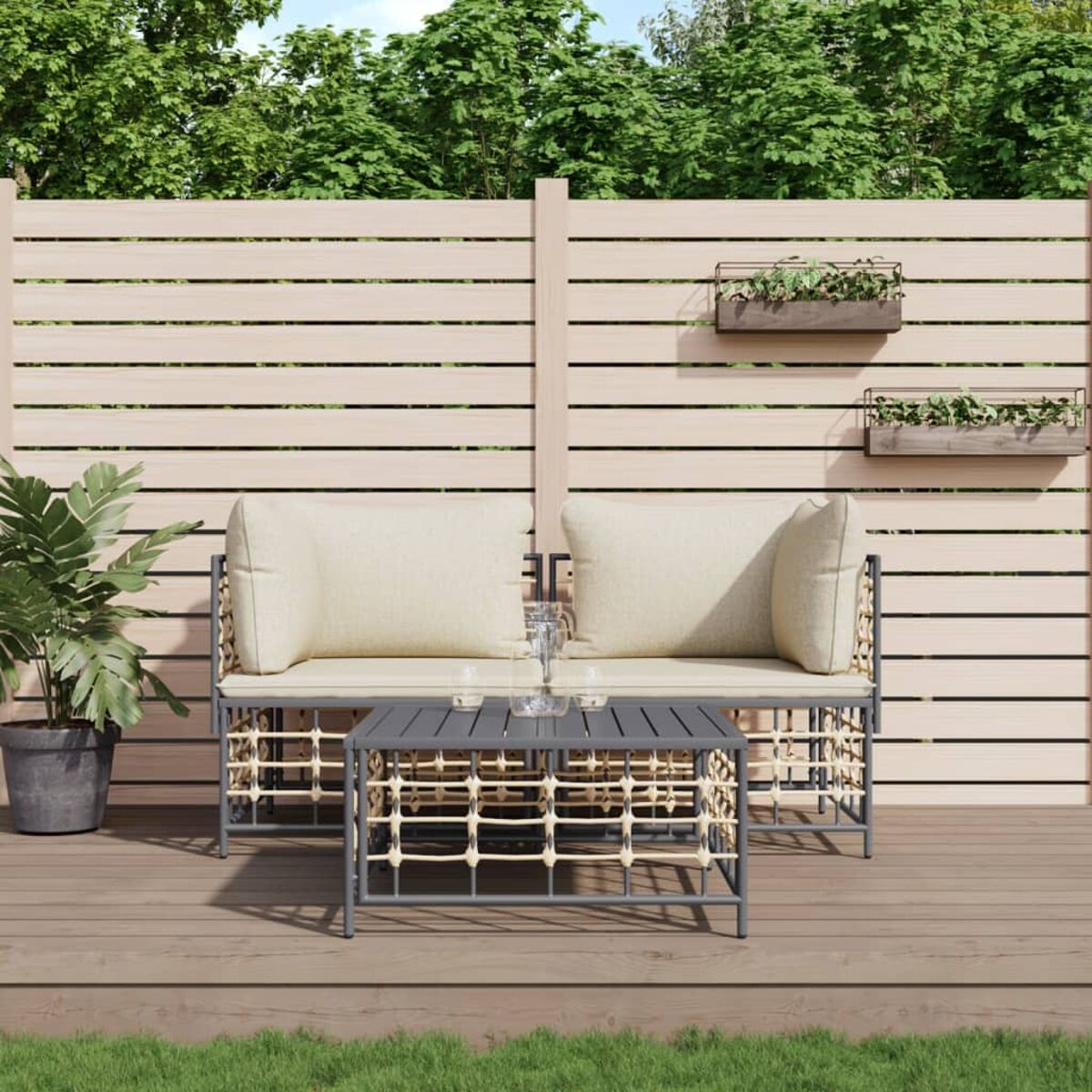 Gartenmöbel-Set auf Holzterrasse. Enthält ein Sofa, einen Couchtisch und einen weißen Zaun.
