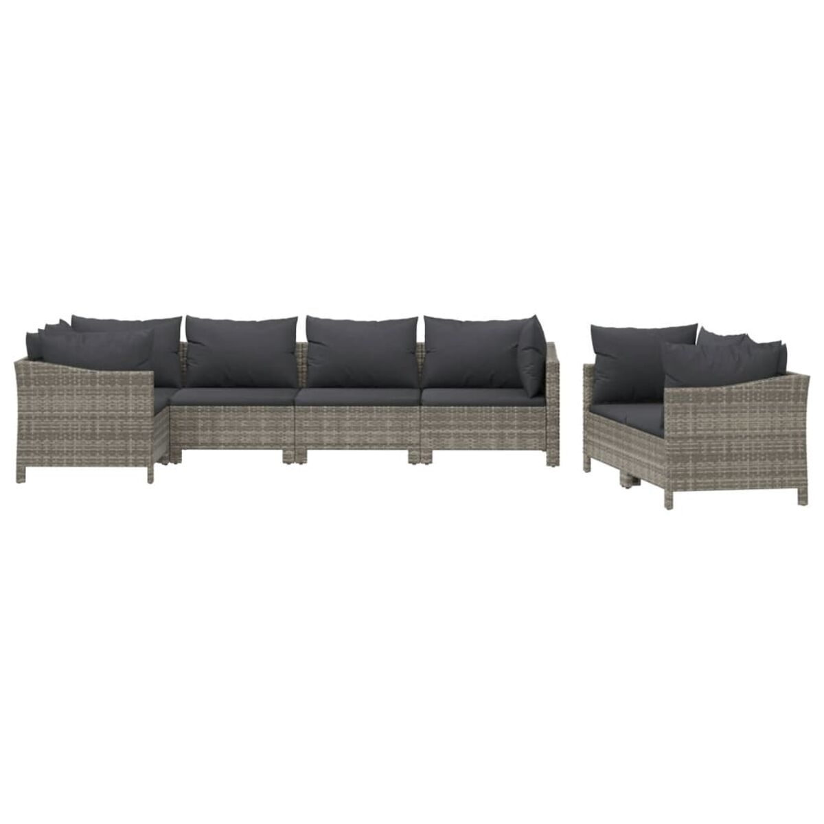 Ein graues Rattan-Sofaset mit dunkelgrauen Kissen. Das Set enthält ein Sofa und zwei Sessel.