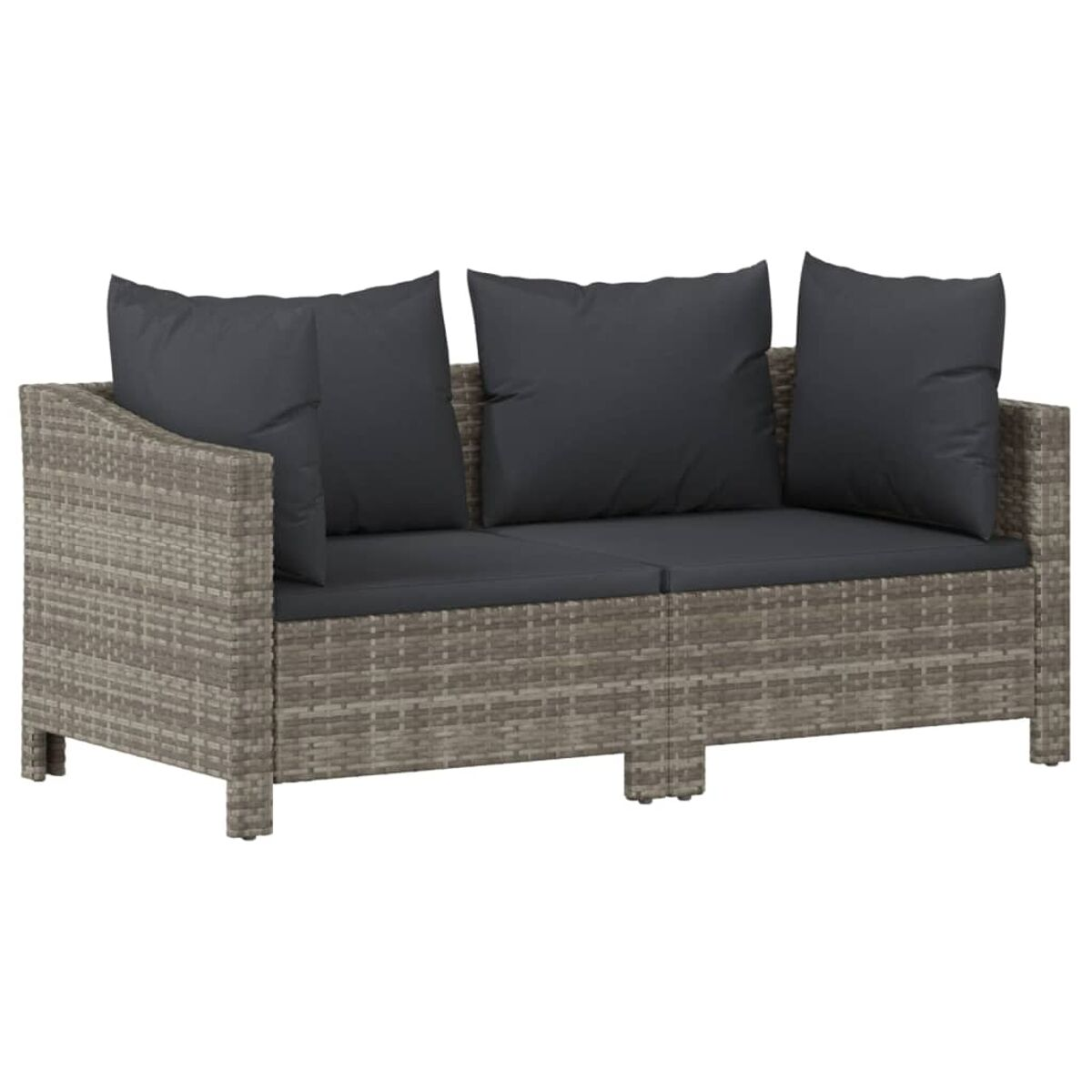 Ein graues Korbmöbel-Sofa mit dunkelgrauen Kissen, vor weißem Hintergrund.