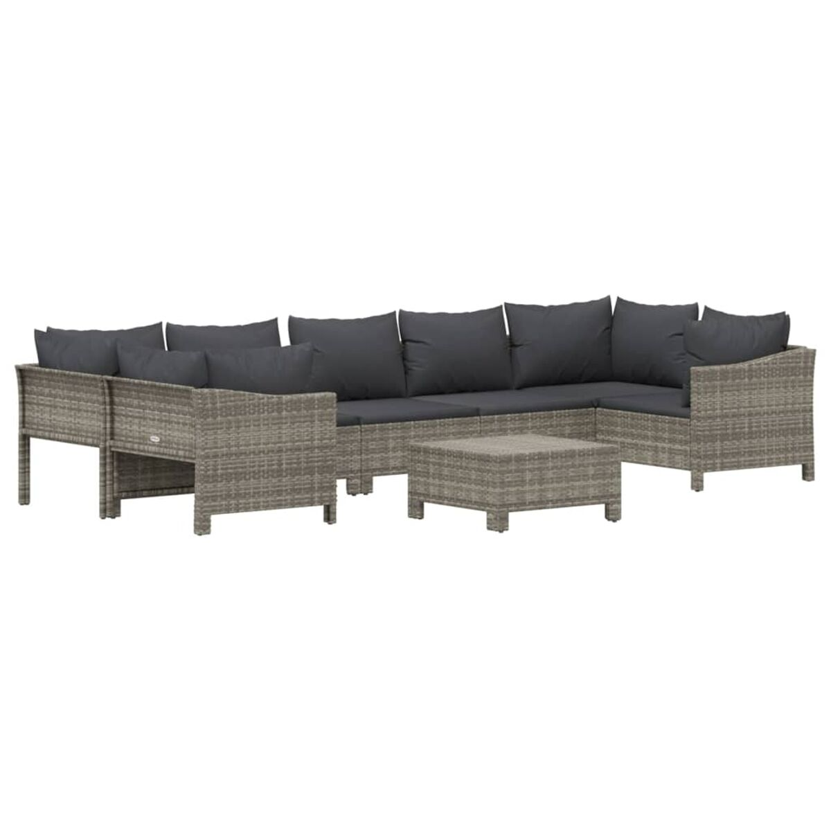 Ein graues Rattan-Outdoor-Sitz-Set mit dunkelgrauen Kissen und einem quadratischen Couchtisch.