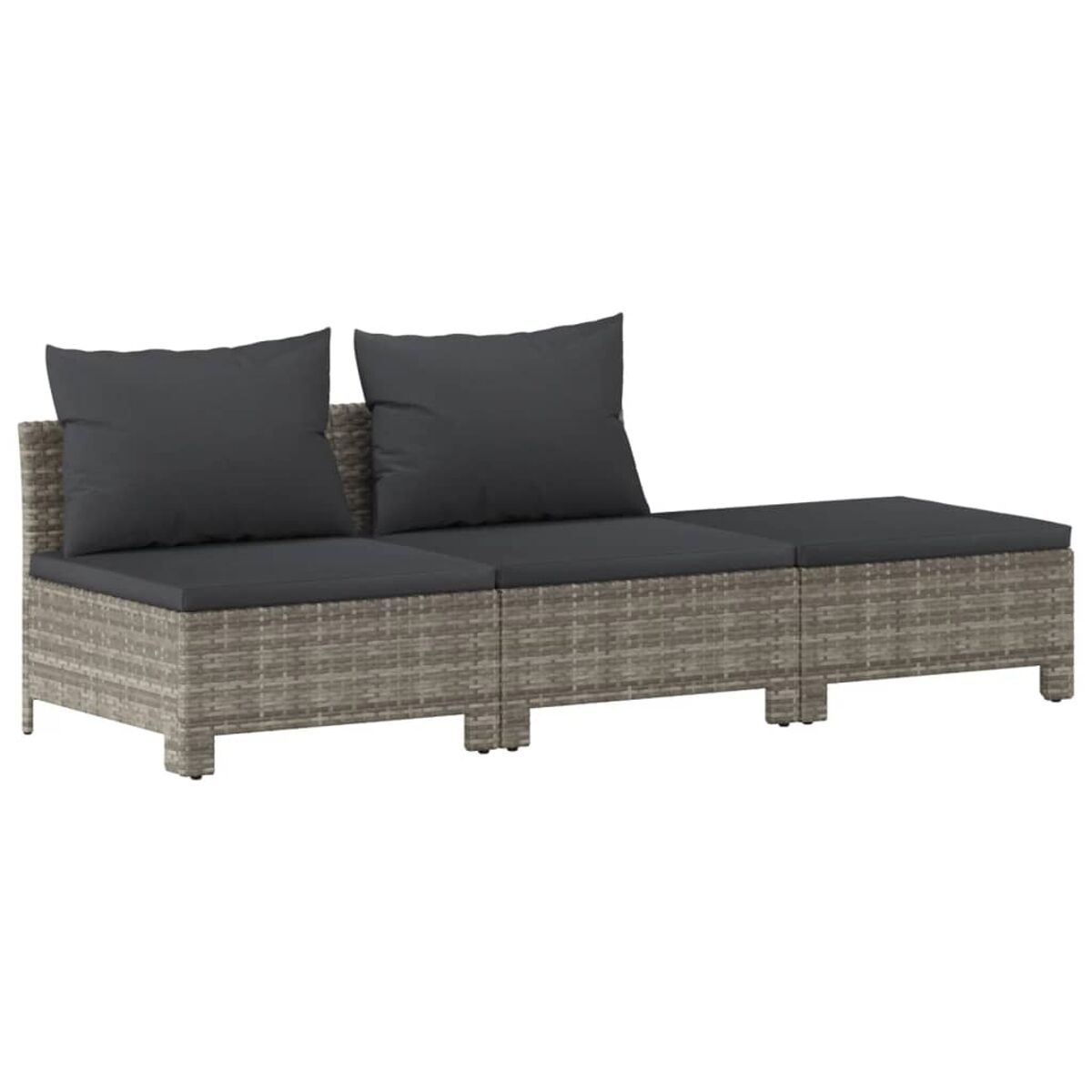 Graues Outdoor-Sofa aus Korbgeflecht mit dunklen Kissen. Dreisitzer-Design. Auf weißem Grund.