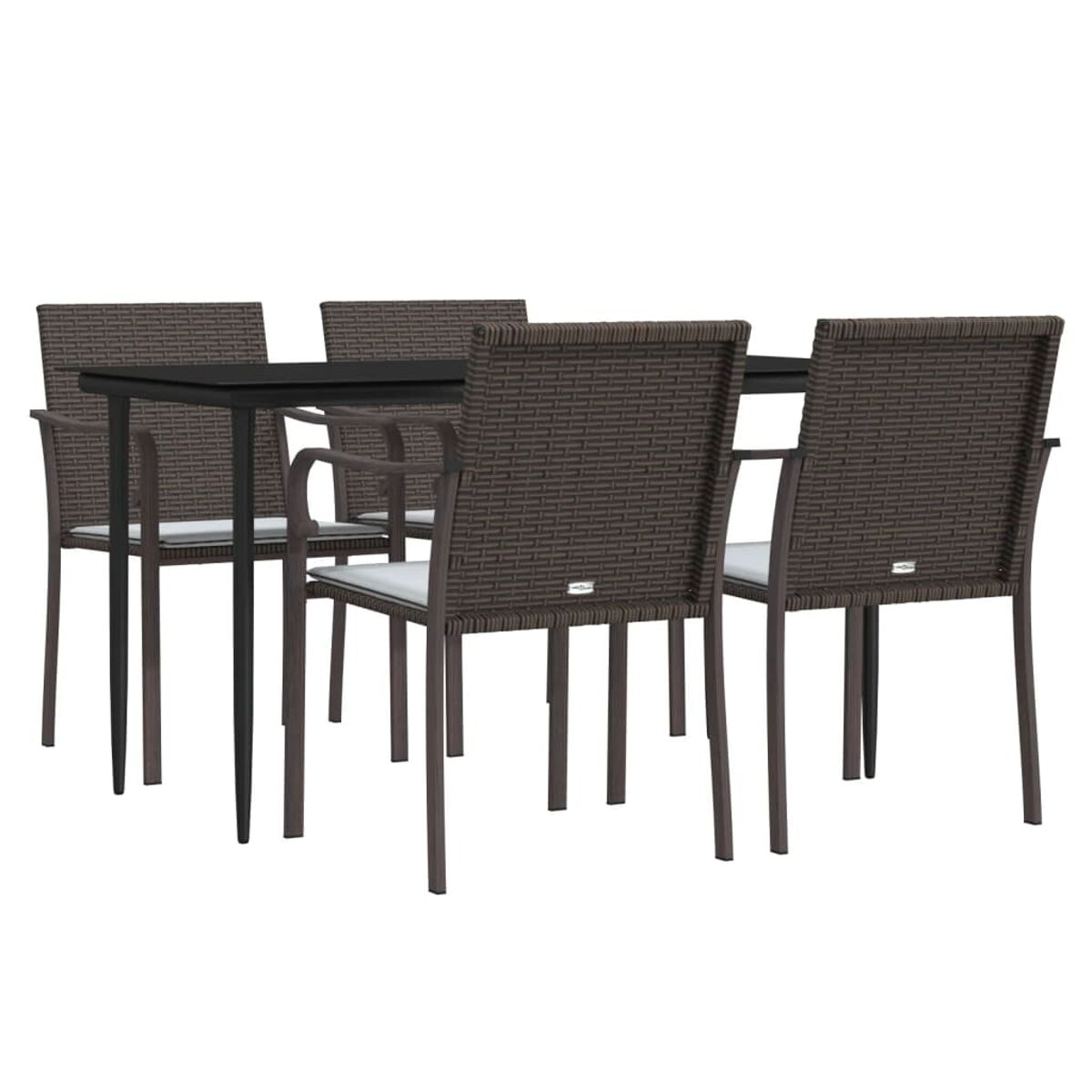 Essgruppe mit einem Tisch und vier Stühlen. Die Stühle und der Tisch sind aus braunem Korbgeflecht mit weißen Kissen.