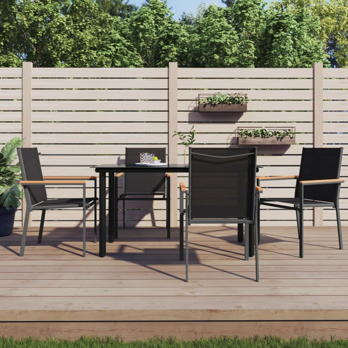 Essgruppe im Freien auf einer Holzterrasse. Enthält Tisch, Stühle und Zaun im Hintergrund.