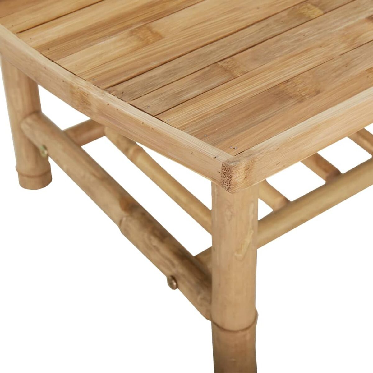 Nahaufnahme eines quadratischen Bambustisches. Hellbraunes Holz mit horizontalen Lamellen.
