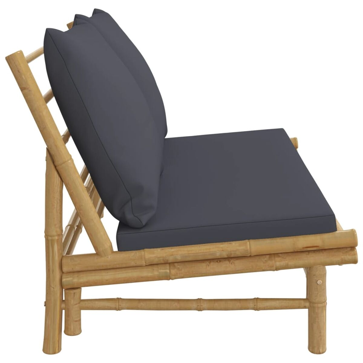 Ein Bambus-Sofa mit zwei Kissen. Weißer Hintergrund.