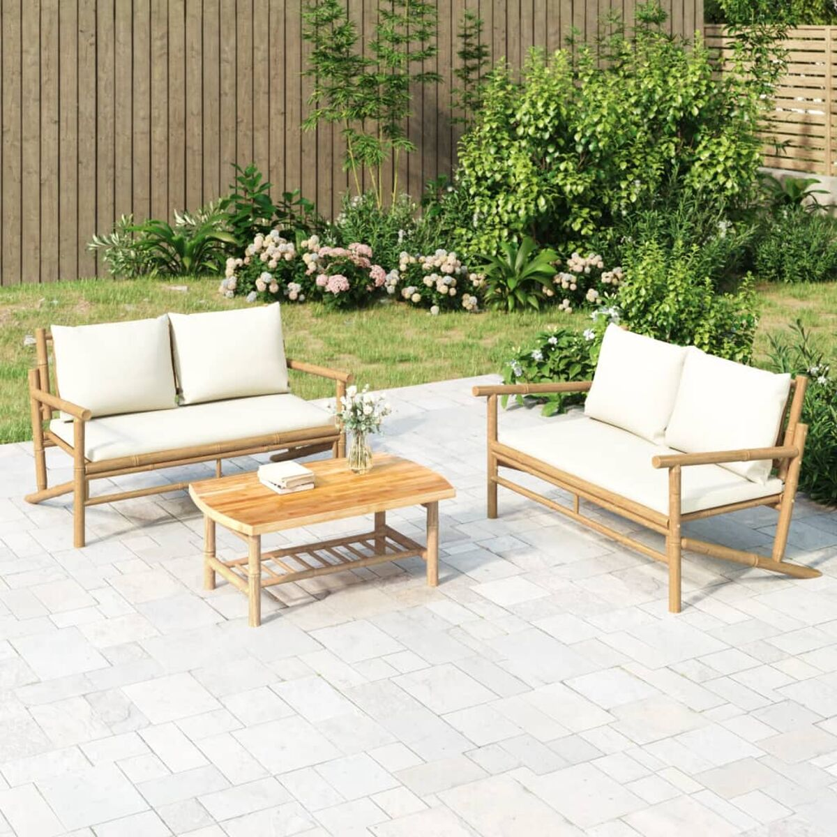 Ein Gartenmöbel-Set aus Bambus mit Tisch und zwei Sofas. Weißer Hintergrund.