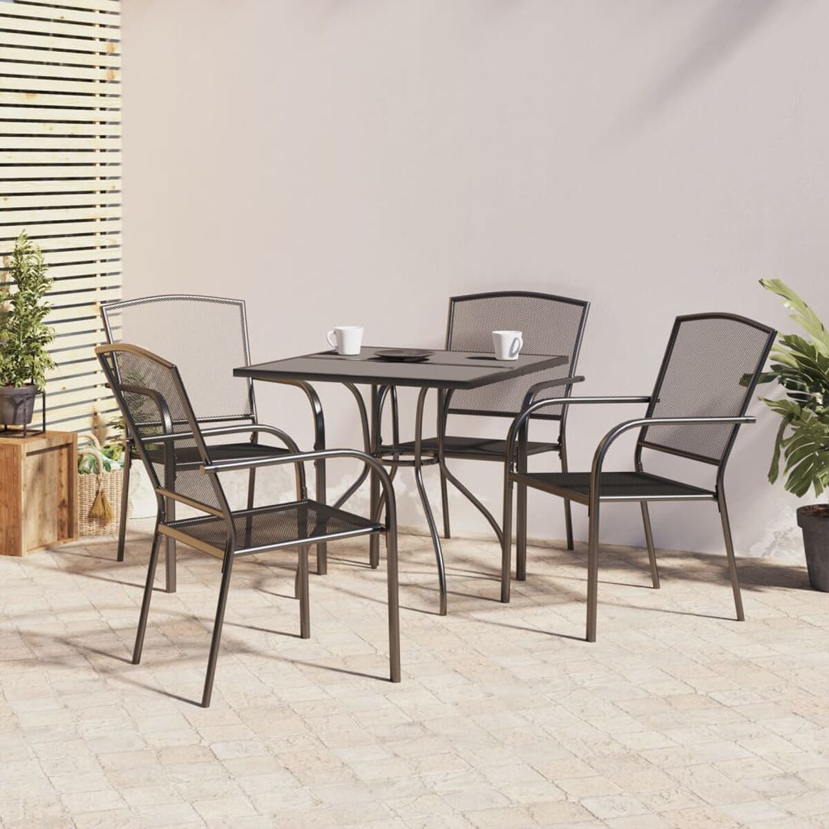 Essgruppe im Freien mit vier Stühlen und einem quadratischen Tisch. Auf einer Terrasse.