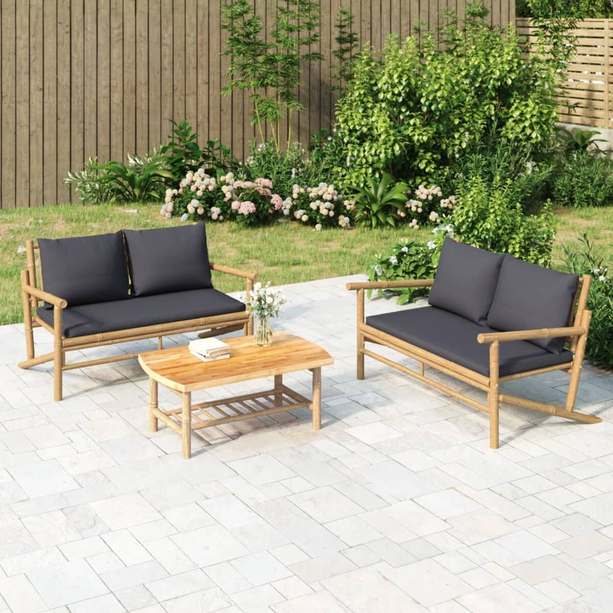 Outdoor-Bambus-Möbelset. Zwei Sofas und ein Tisch. Graue Kissen.