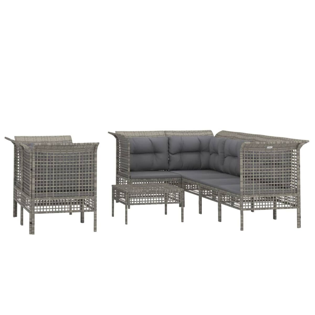 Geflochtenes Gartenmöbel-Set. Es beinhaltet ein Ecksofa mit Kissen, einen kleinen Tisch und einen einzelnen Stuhl.
