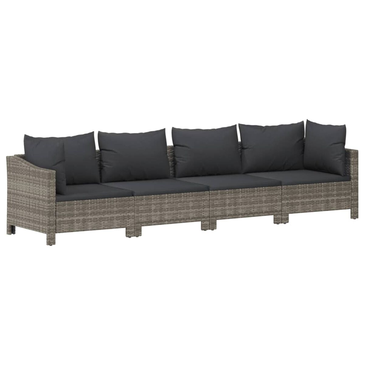 Ein graues Rattan-Sofa mit vier Kissen. Weißer Hintergrund.