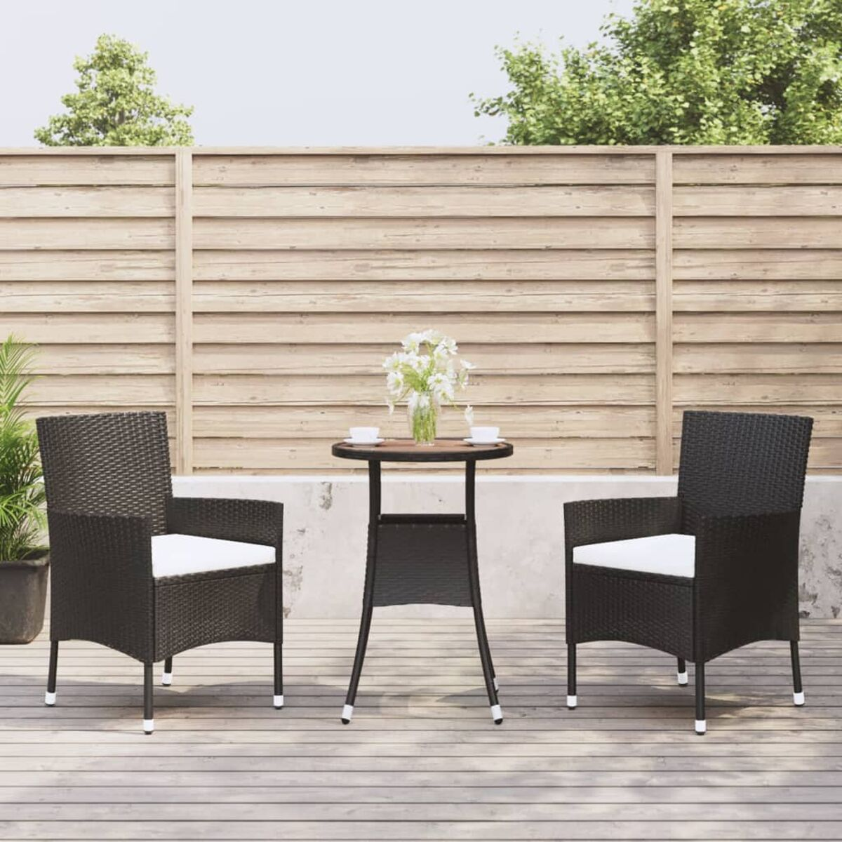 Gartentisch mit Stühlen.