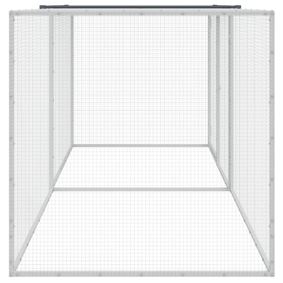 Metall-Drahtgittergehäuse mit Dach. Weißer Hintergrund. Rechteckige Form.