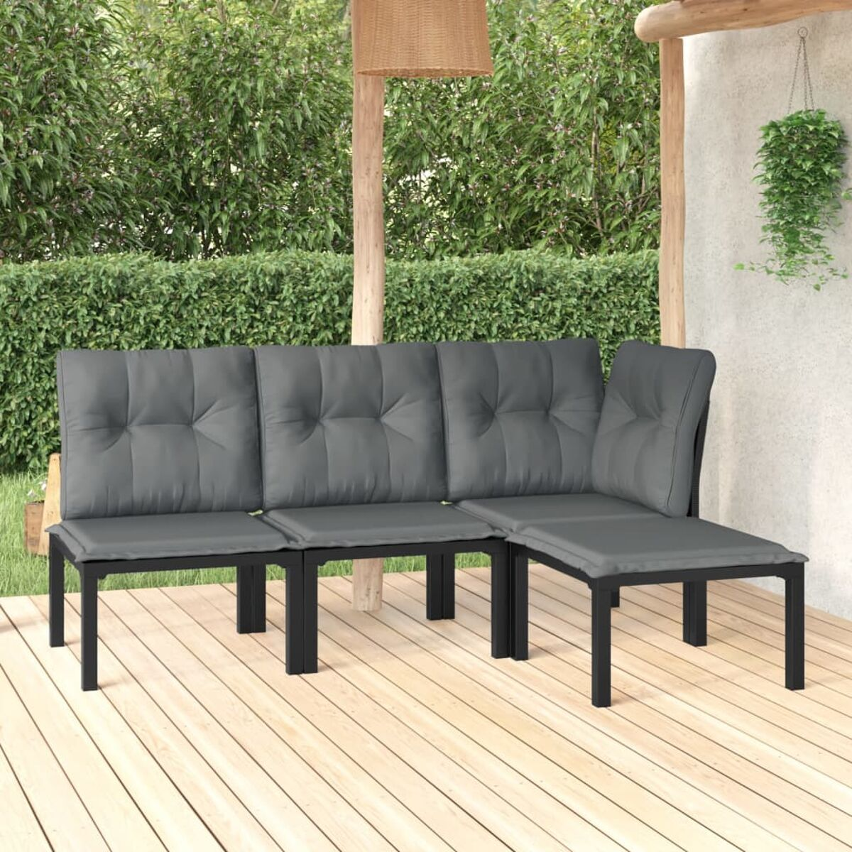 Outdoor-Ecksofa mit grauen Kissen. Holzdeck, grüne Büsche und eine weiße Wand im Hintergrund.