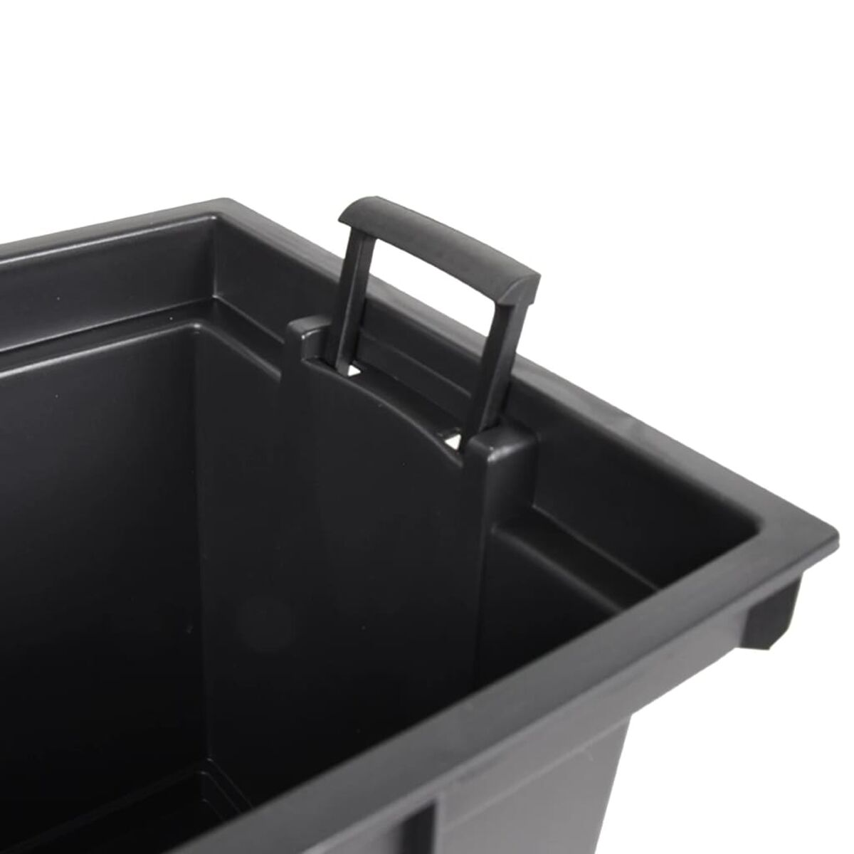 Nahaufnahme einer schwarzen Kunststoff-Aufbewahrungsbox mit einem Griff. Die Box ist leer und hat eine rechteckige Form.