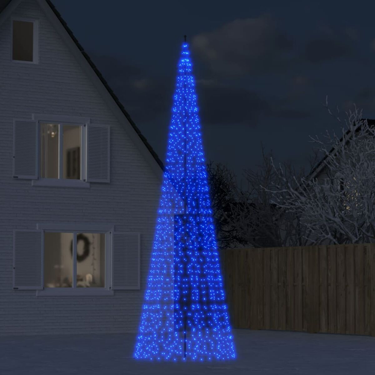 Ein blauer Weihnachtsbaum mit Lichtern steht draußen.
