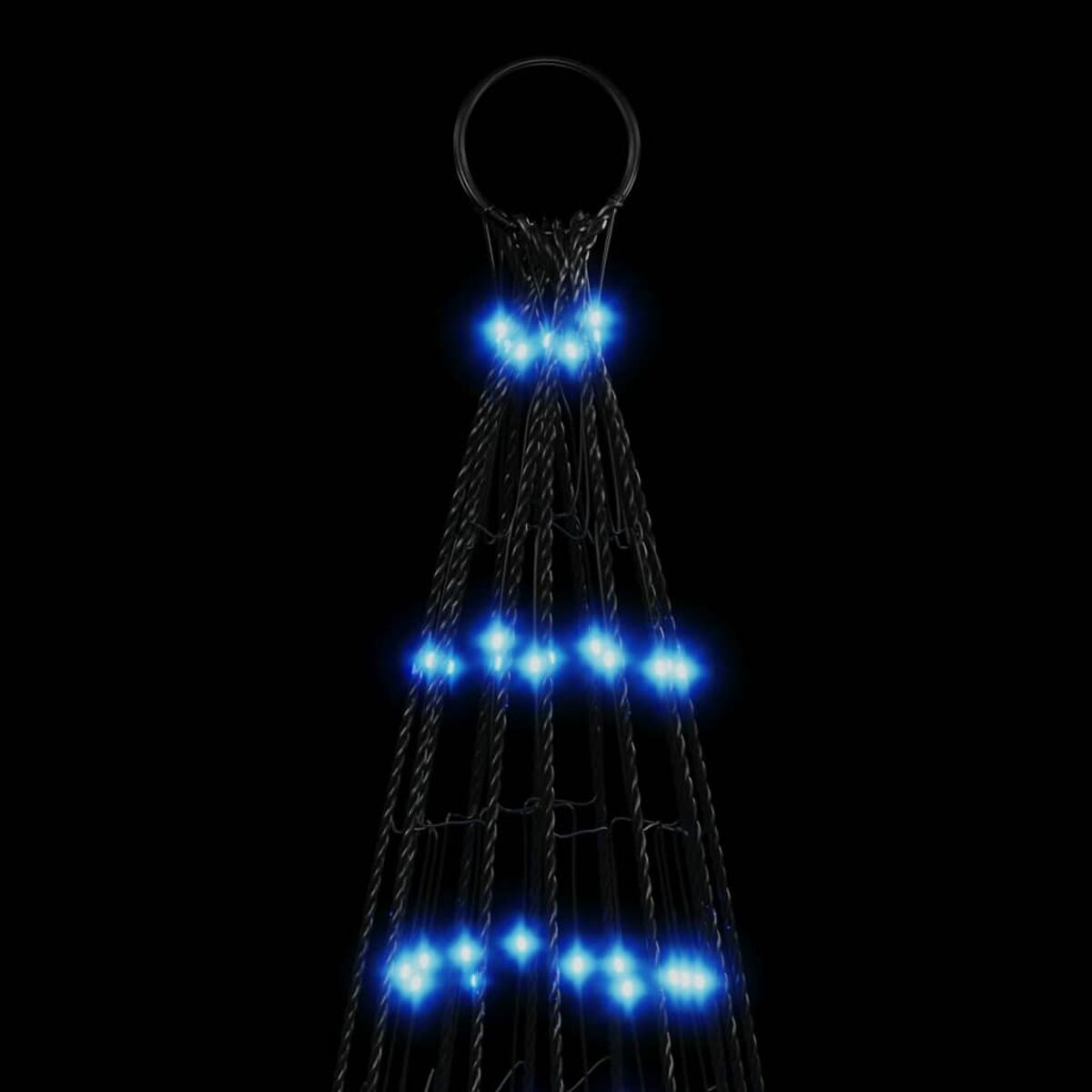 Schwarzer Metall-Weihnachtsbaum mit blauen Lichtern. Beleuchtet vor schwarzem Hintergrund.