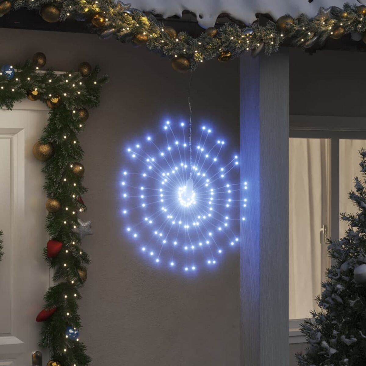 Kreisförmige blaue Sternschnuppen-Leuchte an einer weißen Wand, neben einer Tür und einem Weihnachtsbaum.