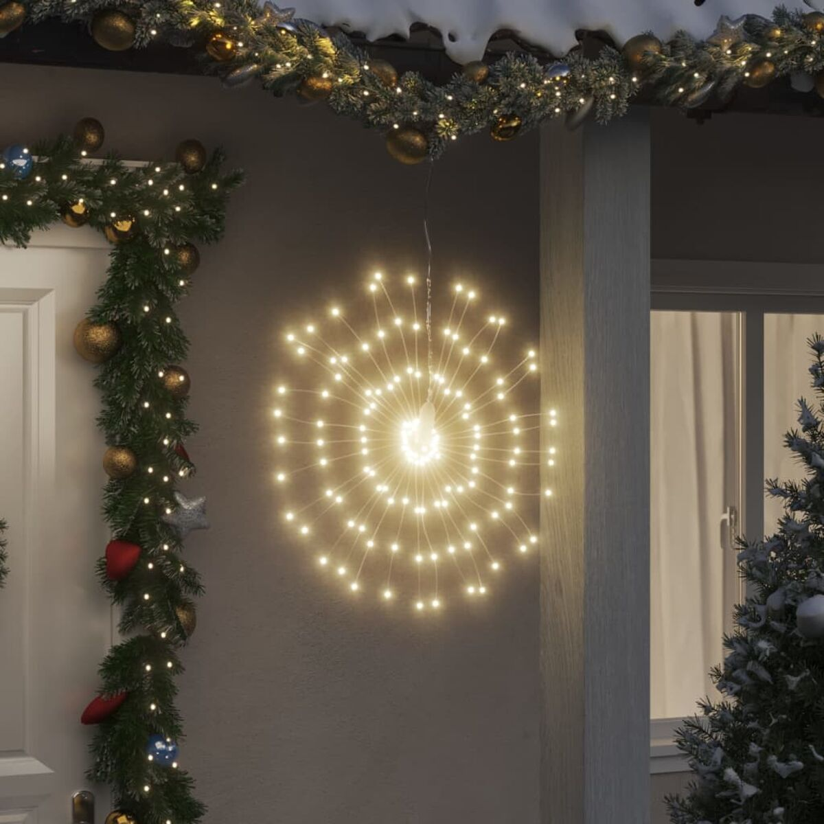 Weihnachtsdekoration im Freien. Eine Lichtanzeige, die von einer Veranda hängt. Lichter erzeugen ein Sternmuster.